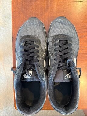 Nike Men's Black and White Athletic Sneakers